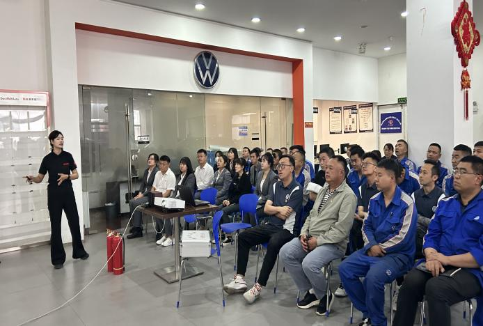 提升应急能力 筑牢清静防地——汽贸公司开展消防应急知识培训暨疏散逃生灭火演练运动