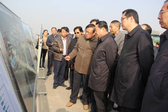 郝鹏省长一行莅临曹家堡保税物流中心施工现场视察指导事情