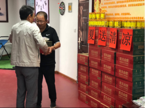 防暑降温送清凉 知心慰问暖人心
